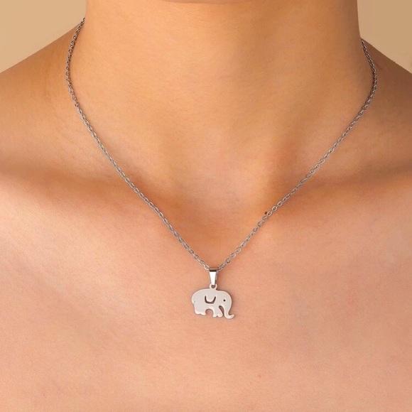 Jewelry - 🌻 Silver Elephant Pendant Necklace